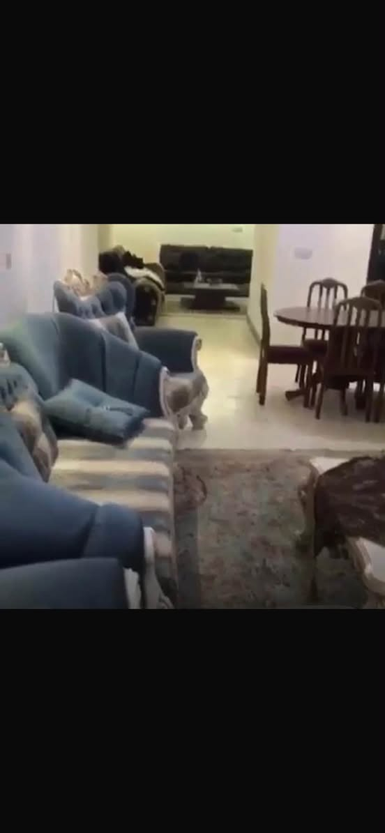 عندي طخم ملكيي ١٠ مقاعد السعر مليون وربع وبي مجال تلفون ***********
