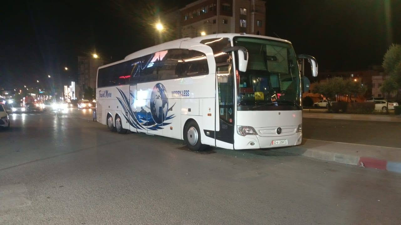 السلام عليكم باص اترفيكو موديل ٢٠٠٨ اصل سليمانيه باسمي تحويل ٥٥ نفر تبريد بلادي ٧ مراوح حشوه كمبريسر ٣ كورات  تخم تاير سياره جاهزه للعمل بغداد ***********

