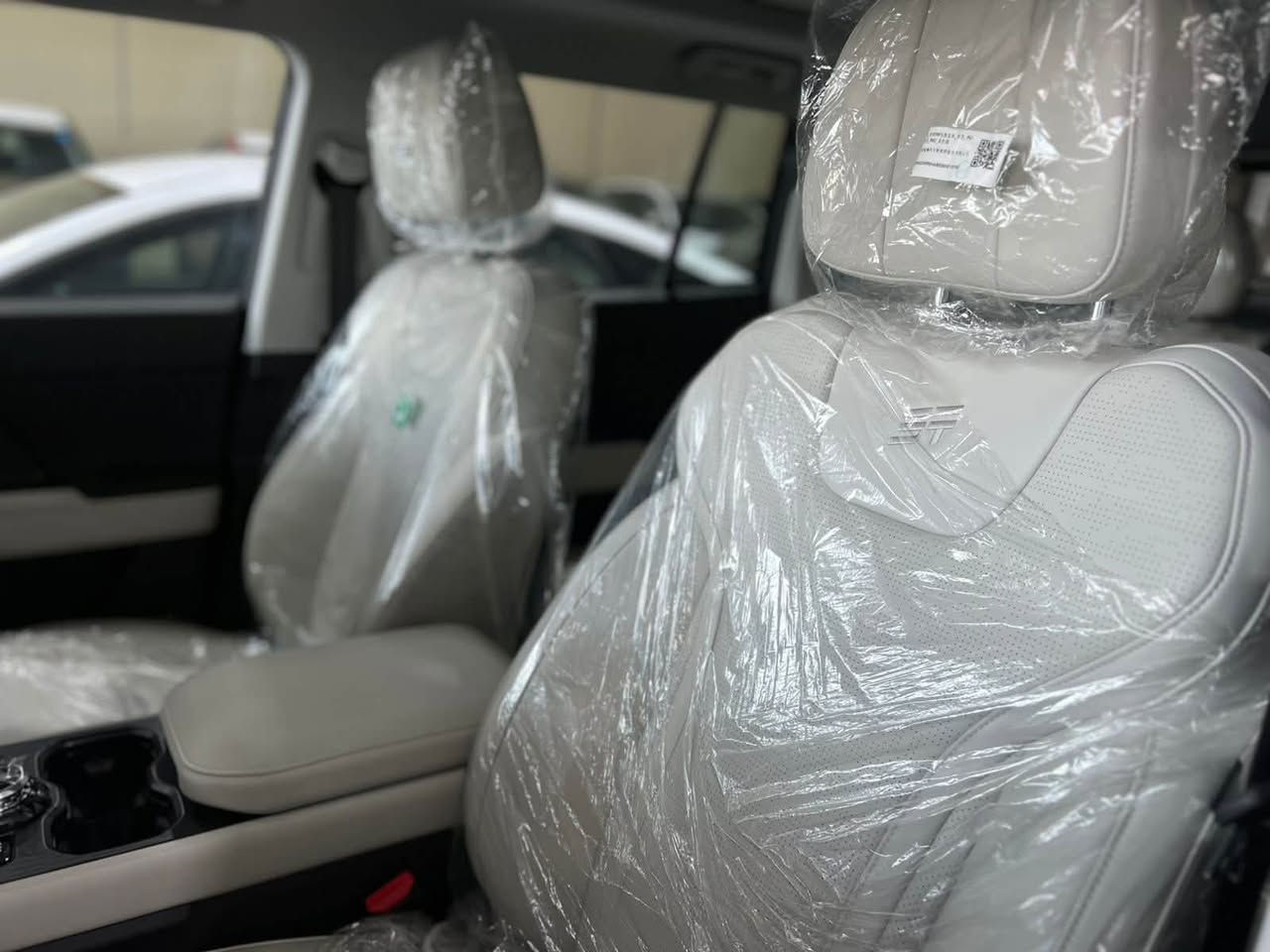 جیتور T1 1.5T PHEV لكجري (بلك-ان هايبرد🔋) ✅

الموديل :2027 زيرو ضمان شركة هارلم 

 المحرك: 1.5 لتر توربو 4 أسطوانات حقن مباشر + محرك كهربائي القوة الاجمالية 340 حصان
عزم الدوران (نيوتن-م): 530
ناقل الحركة: أوتوماتيكي مخصص لنظام الهايبرد 1DHT
نظام الدفع: دفع امامي
سعة البطارية كيلووات/س: 26.7
 استهلاك الوقود: المدى بشحنة كهربائية وتعبئة وقود كاملة يصل إلى 1000 كم (WLTC)
استهلاك الوقود: 5.2 لتر لكل 100 كم
الضمان الأساسي: 6 سنوات وعداد كيلومتر مفتوح
ضمان المحرك: 10 سنوات او 1،000،000 كم ( أيهما اولاً / للمالك الأول )
ضمان البطارية : 8 سنوات او 150,000 كم ( ايهما اولاً )

المواصفات:

*بانوراما 1.1م
*إطارات 19 إنچ
*صندوق كهربائي 
*رادار تفاعلي
*قيادة شبه الذاتية
*مانع تصادم امامي
*تحذير من الاصطدام الامامي والخلفي
*كاميرات محيطية 540 درجة
*حساسات أمامية وخلفية
*نقطة العمياء 
*تحذير مغادرة المسار
*مساعدة للبقاء في المسار
*انماط قيادة متعددة (تشمل قيادة هايبرد او كهربائية بالكامل)
*شاشة التحكم 15.6 إنچ
*شاشة القيادة 10.25 إنچ
*نظام صوتي متطور 9 سماعات من Sony
*أبل كاربلاي وأندرويد أوتو لاسلكي
*نظام اوامر وتحكم صوتي
*مقصورة الركاب من الجلد الفاخر 
*مقاعد السائق والراكب كهربائي ومبرد
*مقعد السائق ذاكرة
*مقعد الراكب مزود بمسند كهربائي للأرجل 
*إنارة ترحيبية مع إنارة محيطية متعددة الالوان 
*مصابيح أمامية وخلفية أوتوماتيكية LED 
*التكييف التلقائي مع الضوء القريب والبعيد
*نظام تقليل الضجيج النشط مع زجاج مزدوج
*المرايا الجانبية قابلة للطي كهربائياً ومدفأة
*دخول ذكي وتشغيل عن بعد
*خاصية إغلاق نوافذ وفتحة السقف عن بعد
*شاحن هاتف لاسلكي سريع
*مسند الذراع الوسطي مع ثلاجة
*ماسحات مع حساس للمطر

شركة الفرس الأبيض لتجارة السيارات_ بغداد معارض البياع-الشارع المميز -مجاور سونار البياع 📍

📞 للتواصل :

☎***********
☎***********

☎***********
☎***********
