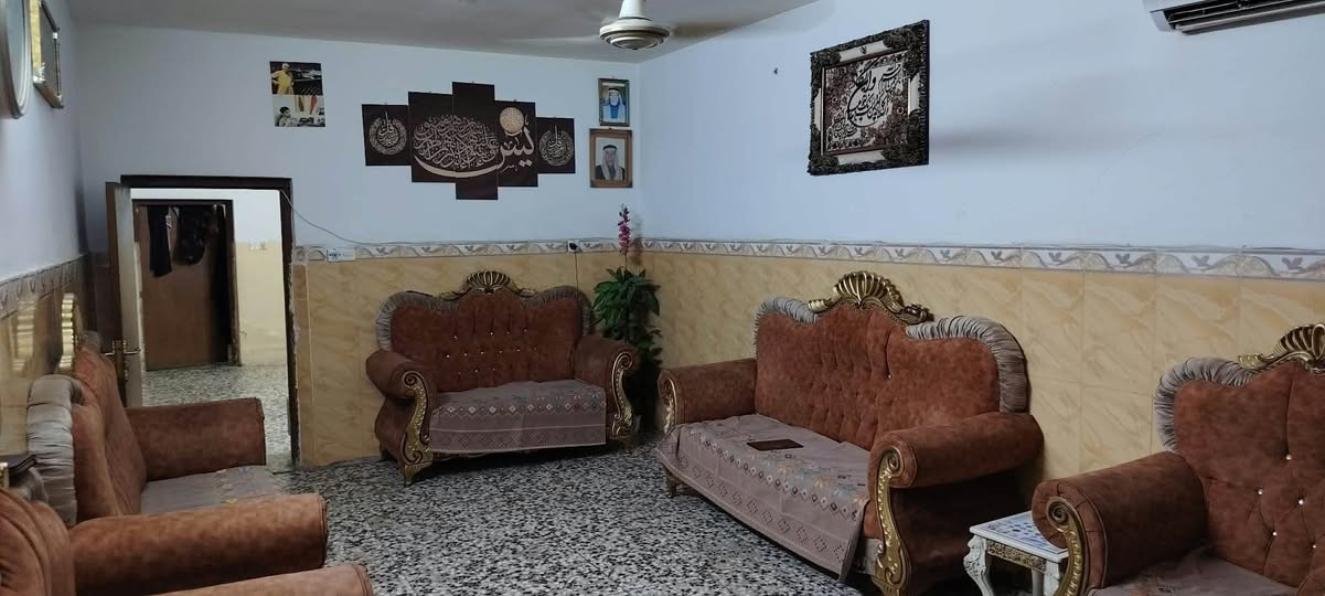 السلام عليكم بيت للبيع 180م طابو صرف
الحصوة  حي الانتصار 
 يتكون البيت من طابقين لاول غرفتين وصاله وحمام ومنور وستقبال والطابق الثاني غرفتين وصاله وحمام حلو ونضيف طابو صرف / السعر 90 مليون تواصل خاص
