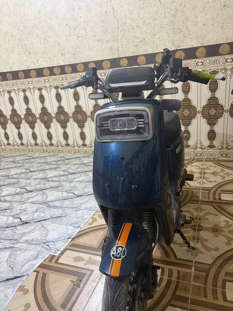 السلام عليكم
دراجه شحن اسمهه  A8L
غراضهه وياهه بصمتين وسله والشاحنه
بيهه ٦ بطاريات نظيفه وشحنهه يخبل
السعر 450
***********
