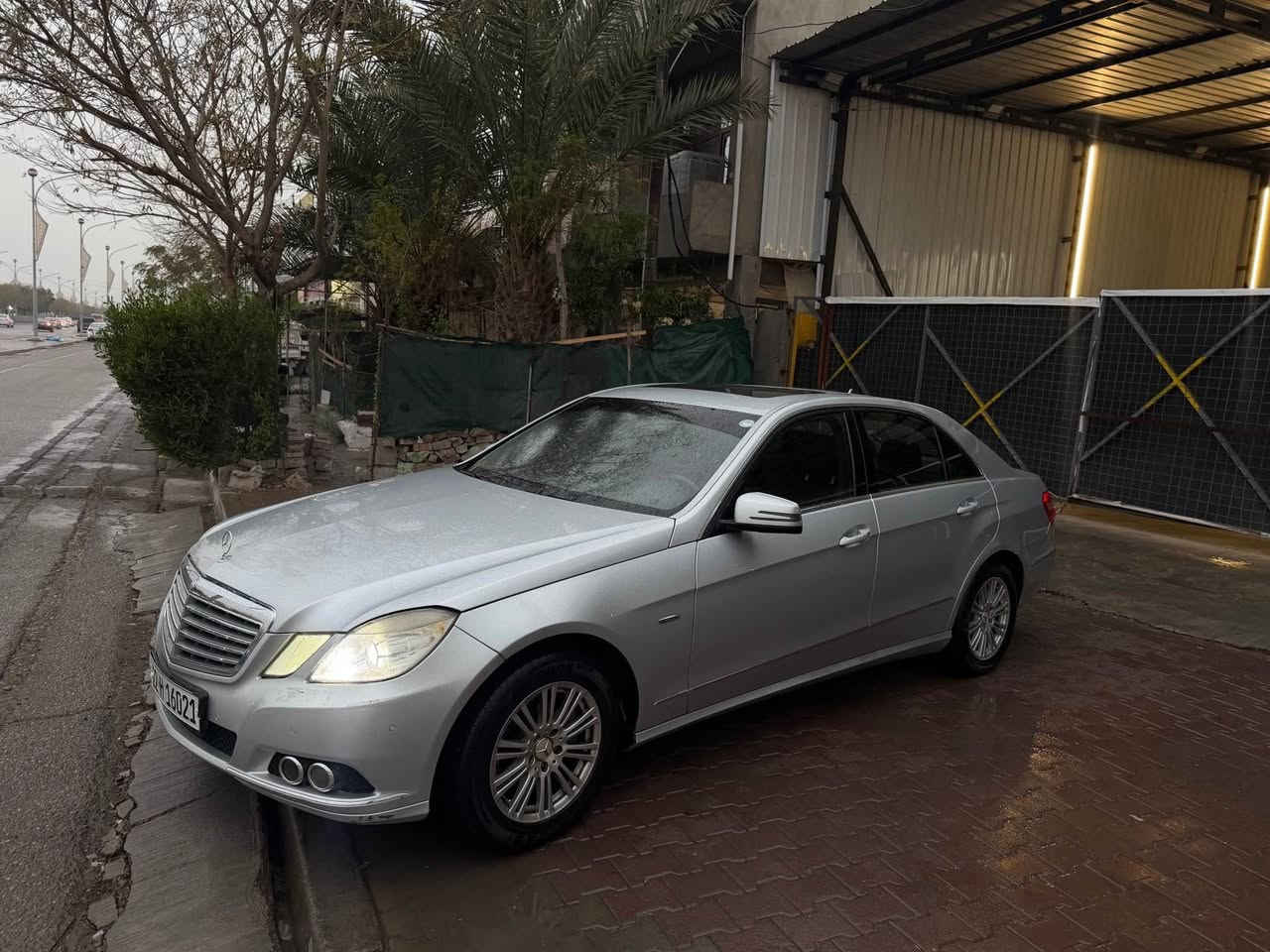سلام عليكم ورحمة الله وبركاته 
سيارة مارسدس E200
موديل 2010
فول مواصفات 
سلايت 
شاشه بلوتوث 
تحكم استيرن 
اربع تايرات جديدة 
محرك ٤ و توربو 
الضرر / ربع بونيد + جامرلغ سكن +  تكمة خلفي طرف السائق صبغ يوجد في الصور تقرير السيارة  كامل مكمل بطاقة بنزين و صدر جديد و بطارية جديدة موجود عالواتساب رجاءً اذا مو شراي لتخابر  اراوس حسب القناعة 

كوردي 
مارسدس E 200 2010 
فول مواصفاته  سلایت و رادار و شاشە 
مەکینەی cgi 
٤پستۆن و تۆربۆ 
دەفتەر بەنزینی هەیە 
٣پارچەی بۆیاغە لەگەل دوو بان هیلالی بێ ناو گرتن/
 چامرلغی سکن لەگەڵ روبعەک بۆنید و تکمەی پشتەوەی بستەک بی ناو گرتن تەنها بۆیاغ و بێ مەعجون گۆڕینەوە دەکەم حەسەب قەناعەت 

*********** كركوك, العراق
