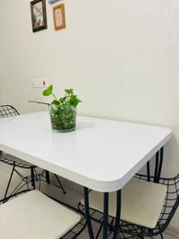 طاولة طعام • ٤ كراسي • قليلة الاستخدام