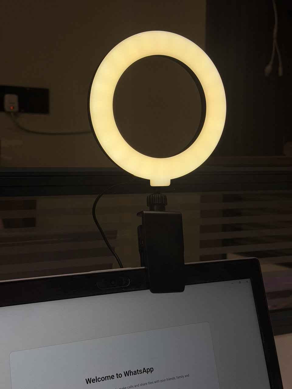إذا كنت تصور فيديوهات، تسوي بث مباشر، أو تحضر اجتماعات أونلاين، فهذا الرينج لايت LED راح يمنحك إضاءة واضحة ومتوازنة خلال ثوانٍ بلاد, صلاح الدين
