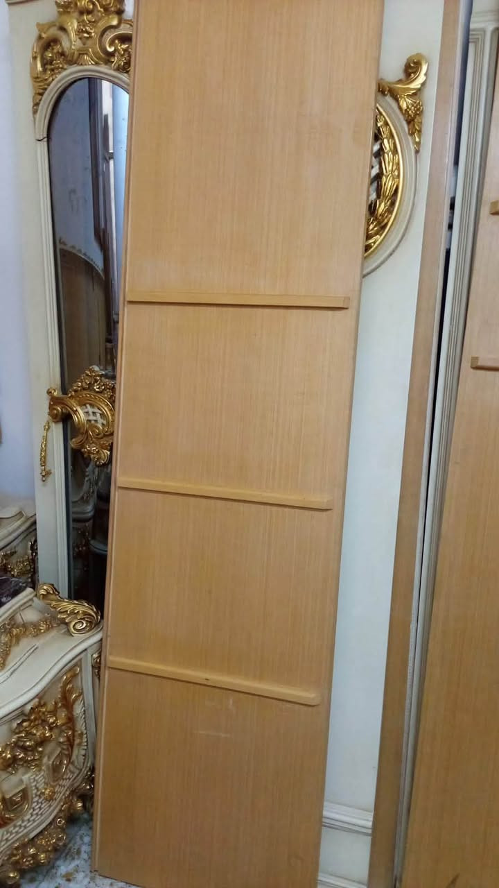 لام عليكم غرفه مصريه ١٠ قطع اصليه باب اول وزن ثقيل نقصها ترتيبات كلش حلوه الغرفه وفخمه مااعرف بتفاصيلها اكثر رايدها بمليون وميه وبيها مجال للطيبين مكاني بغداد حي العامل ***********
