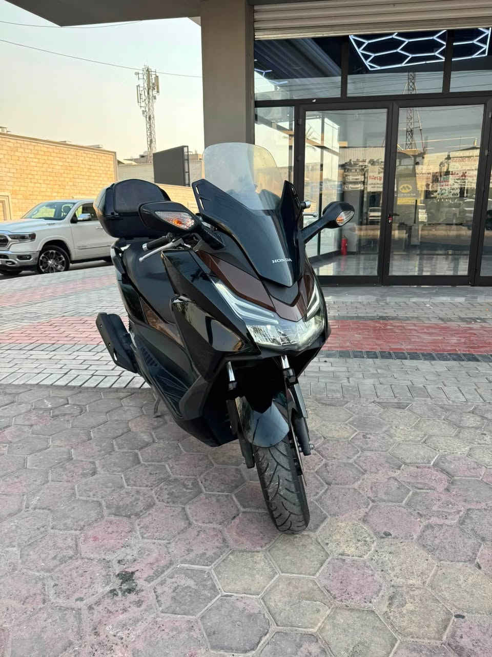 السلام عليكم فورزا 0.13 مديل 2021 الدراجه جديده و نضافتها شوفت عينك دهن كل الف يتبدل بانزين محسن و شرط كفاله من التاير للتاير مواصفات 
تدفئه يدات 
لايت LED و بيها رماش سريع 
تايرات جدد 
تو كلر لونين الدراجه 
و تجي برك ABS 
اشاير ب مري 
الجامه الاماميه تحكم 
موقعها بغداد ورقم *********** 
سعر 20 و بيها مجال حك جيتك
