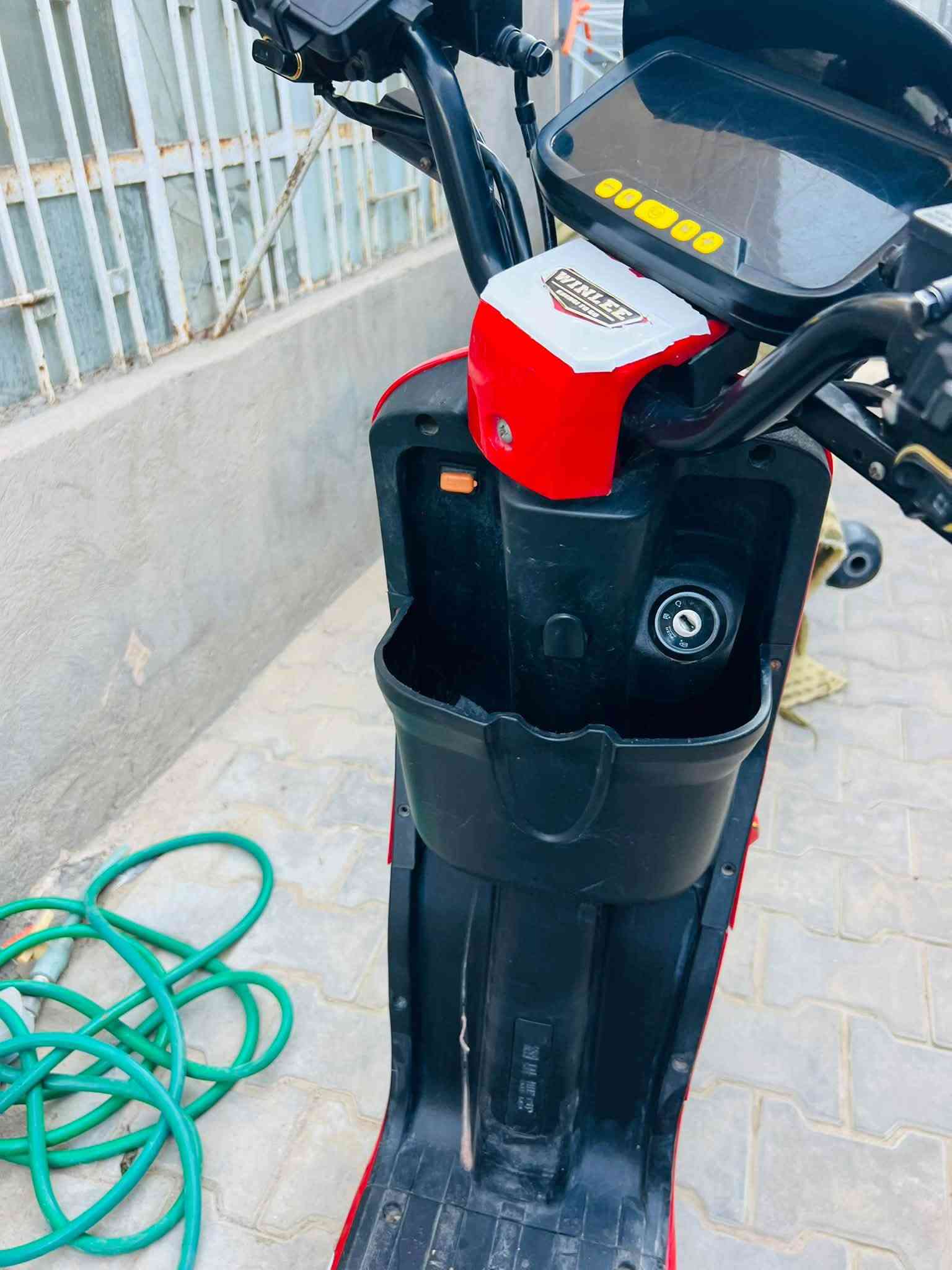 سلام وعليكم دراجه نضيفه بس نقص شاحنه عطلانه الشاحنه مالته عطلت ودراجه نضيفه رايده 350وبيه مجال اتصل على الرقم لاستفسار ***********
