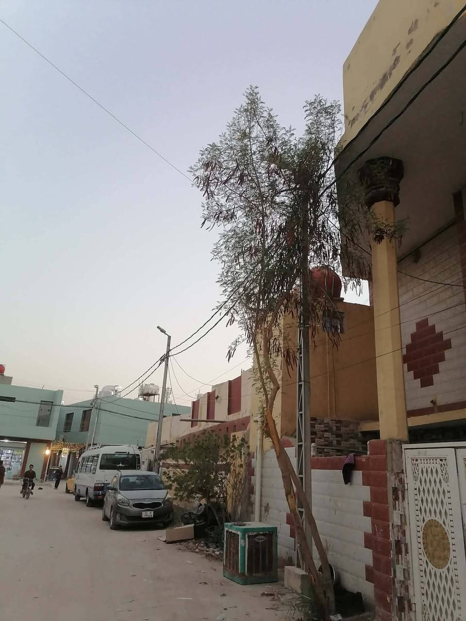 يوجد بيت للبيع مساحه 210متر طابو صرف بناء طابوك عكاده بالقرب من المحكمه والدلال موقع تجاري الطابق الأول متكون من غرفتين وصاله ومطبخ وبراني وصحيات داخليه وخارجيه وطابق ثاني ثلث غرف وحمامات السعر خاص ***********واتساب. متواجد
