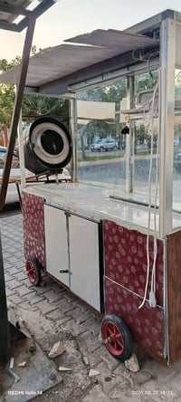 عربانة مأكولات • واجهة زجاجية • عجلات