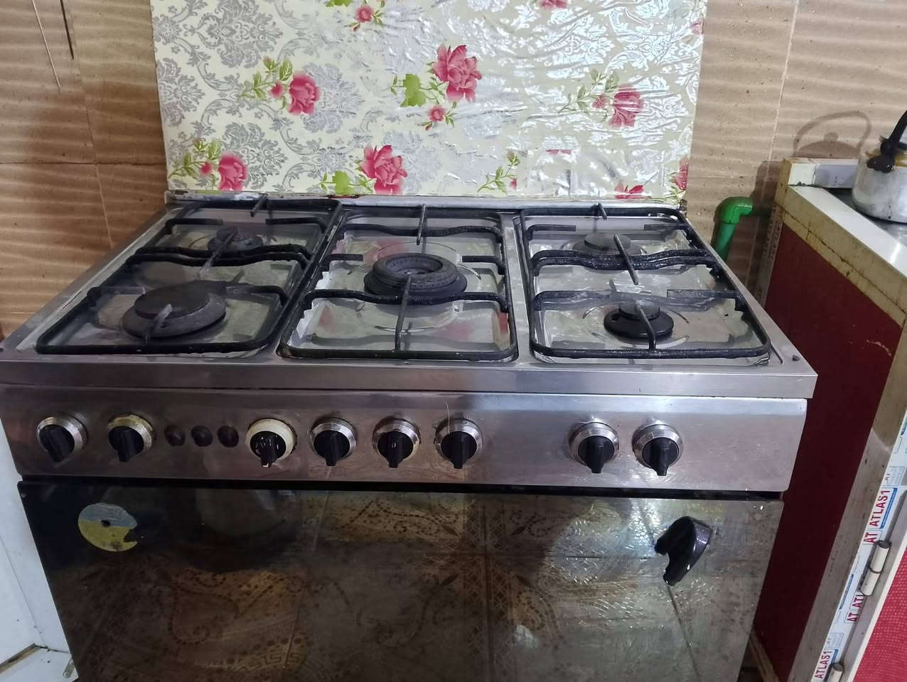 طباخ مصري للبيغ شغال كله ونارة زركة ابد متصخم فقط الفرن العين الفوك وكفت وحدها سعر 125

