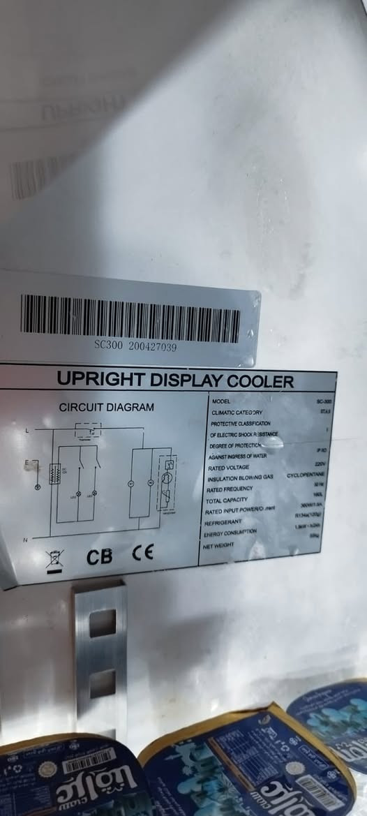 ***********

نص مكتوب في الصور:
- للبيع ثلاجة عرض EGUR سعة تخزين مناسبة تعمل بشكل ممتاز إضاءة داخلية LED زجاج أمامي شفاف (Safety Glas) تصميم أنيق باللون الأحمر بحالة جيدة ونظيفة جدًا تبريد قوي متينة وعالية الجودة إضاءة LED موفرة للطاقة مثالية للمنازل، المحلات والمطاعم الصغيرة للاستفسار والتواصل - تواصلوا معي على الخاص - فرصة مميزة لا تفوتك !