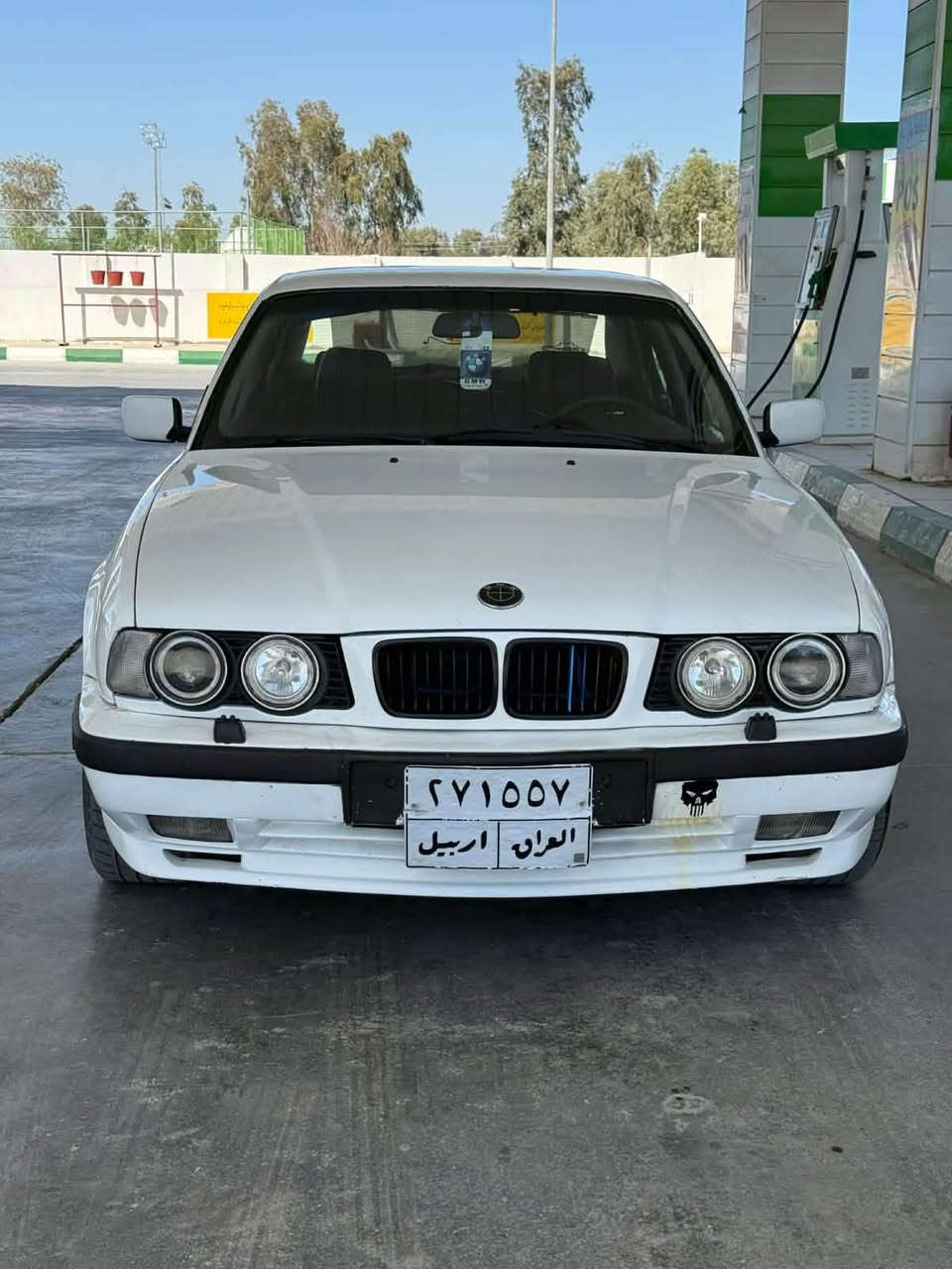 موديل ٩٣ اصل V8
عليها اكسل 2.93رون ناصي كلش
 غرفتها نضيفه كلش تخم وياله شنايزر حجم 17
 تخم تاير صدر امامي خلفي
 السياره تغير لون من ماروني يلاا ابيض
مكان السيارة بغداد
***********
