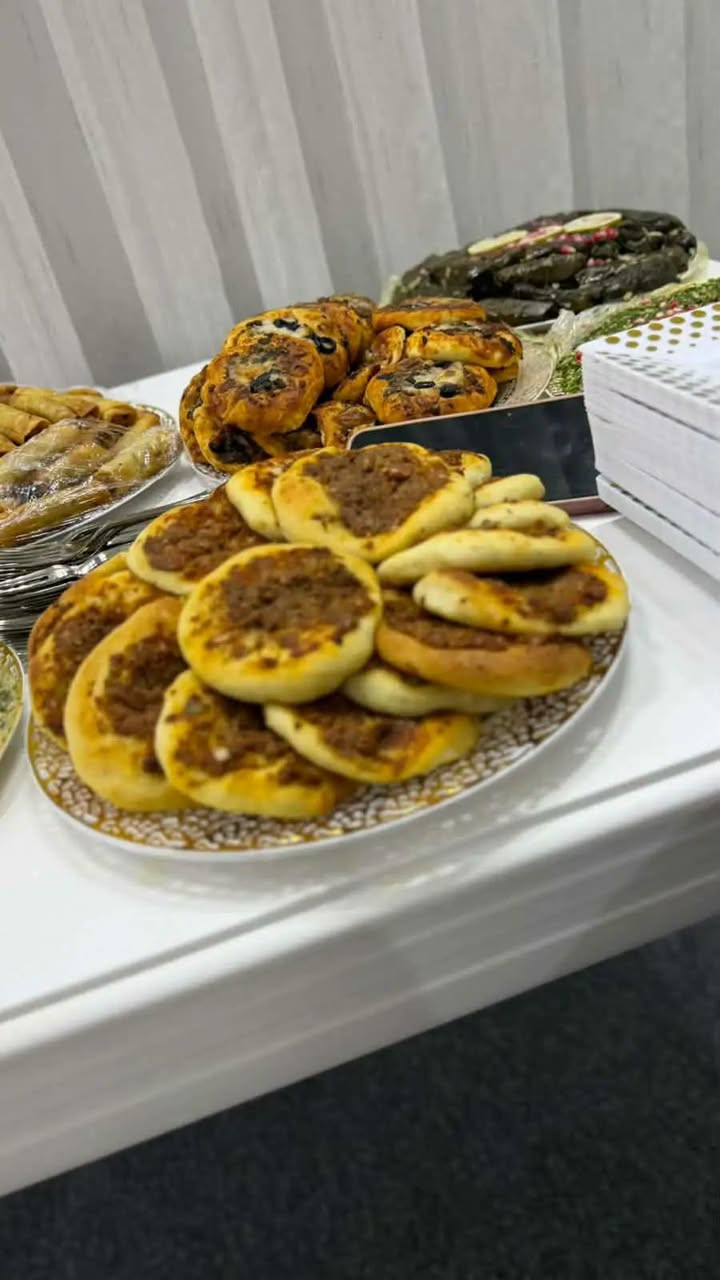 طلبية لحفلة. مشاية. مع رائي الزبون وشايفين الف خير❤
الحجز مسبق قبل بكم يوم لاهل الحفلات. ونستقبل حفلاتكم. بكل. حب وعمل متقن ونظافه وطعم. وترتيب❤🔥ومتوفر عروضات لاهل المشايات  دامت افراحكم ومسراتكم💞

نص مكتوب في الصور:
- عاشت ايدكم
- تعيشين بهنا غاليتي
- الاكل يجنن راح اوصي كلما يصير عند مناسبه
- حياتي تدللين يا عمري
- دوم افراحكم. ومناسباتكم. يا رب
- رسالة
- السبت ٢١:٤٥ هلو حياتي ٠٠:٠٣ عاشت ايدكي حبيبي الاكل والترتيب يجنن انتي العايشه عمري الف عافيه