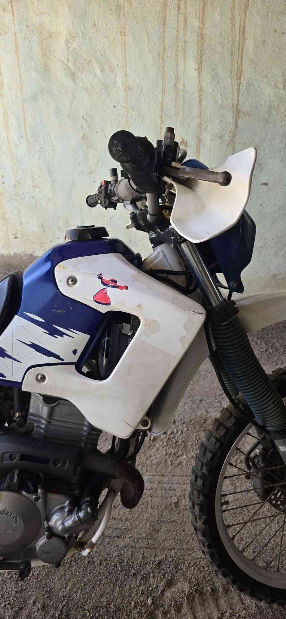 السلام عليكم للبيع  دراجه هوندا محرك250 تبريد راديتر دراجه حلوه ونضيفه واحله من صور ما مفتوح اي شي بيه العنوان ميسان علي الغربي الشراي اتصال ***********
