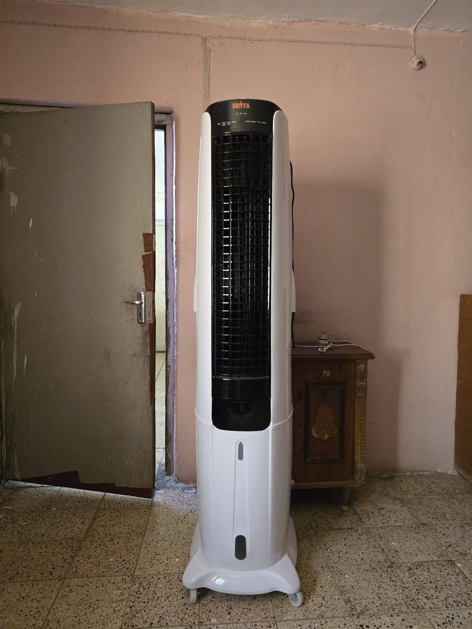 السلام عليكم 
للبيع كونفيرة جديدة حجم كبير استخدام قليل  مع رمونت تحكم 
العنوان حلة جمعية 
السعر ١٧٥٠٠٠
موبايل ***********
