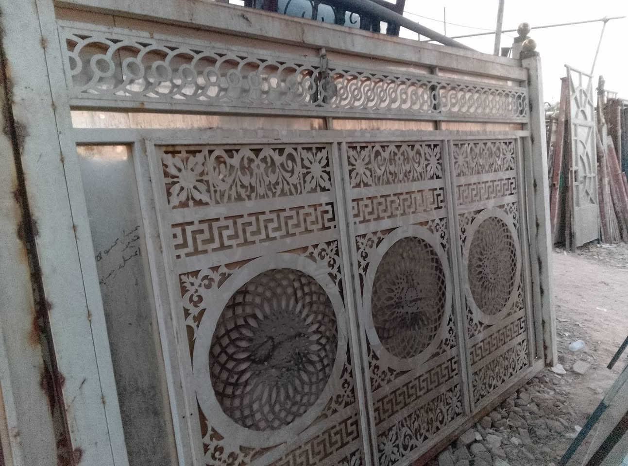 يا الله سلام عليكم سياج للبيع العرض 11متر و الارتفاع مترين مكاني بغداد مدينة الصدر للستفسار ***********
