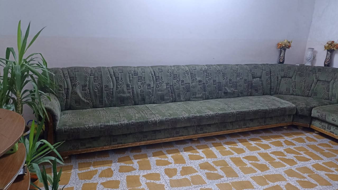 للبيع ديوان 12،متر خشب عراقي ثقيل، سعرو 350 وبي مجال تواصل ***********
