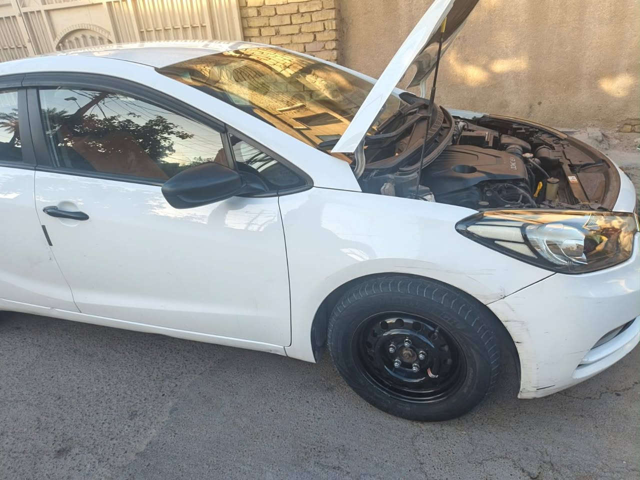 السلام عليكم سيراتو بغداد بدون صبغ موديل ١٤ بيها فقط بارد وتكحيل سيارة حلوة تخم تاير جديد منضومة تبريد جديدة صدر امامي خلفي جديد السعر ١٠٤ ورقات وبها مجال  ***********

