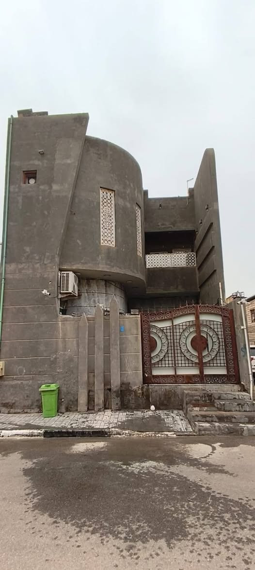 السلام عليكم
دار للبيع في محافظة البصرة في منطقة الطوبة والنخيلة مكون من طابقين بناء حديث سنة البناء 2022
الطابق الارضي يحتوي على غرفة واحدة وصالة واستقبال ومطبخ وحمام +مجموعت صحيات خارجية + الكاونتر مع البيت 
الطابق الثاني مكون من ثلاث غرف غرفة مكونة من حمام وغرفة تحتوي على بالكونة وغرفة عادية وحمام  وصالة 
الدار مكون من سطحين منفصلين والدار يحتوي على منور عدد2
الدار قريب على مدارس او سنتر وخدمات المنطقة هدوء والكهرباء دفن انارة في الشوارع المنطقة هدوء مساحة الدار 150م
للأستفسار التواصل على الرقم 
‏ ***********
