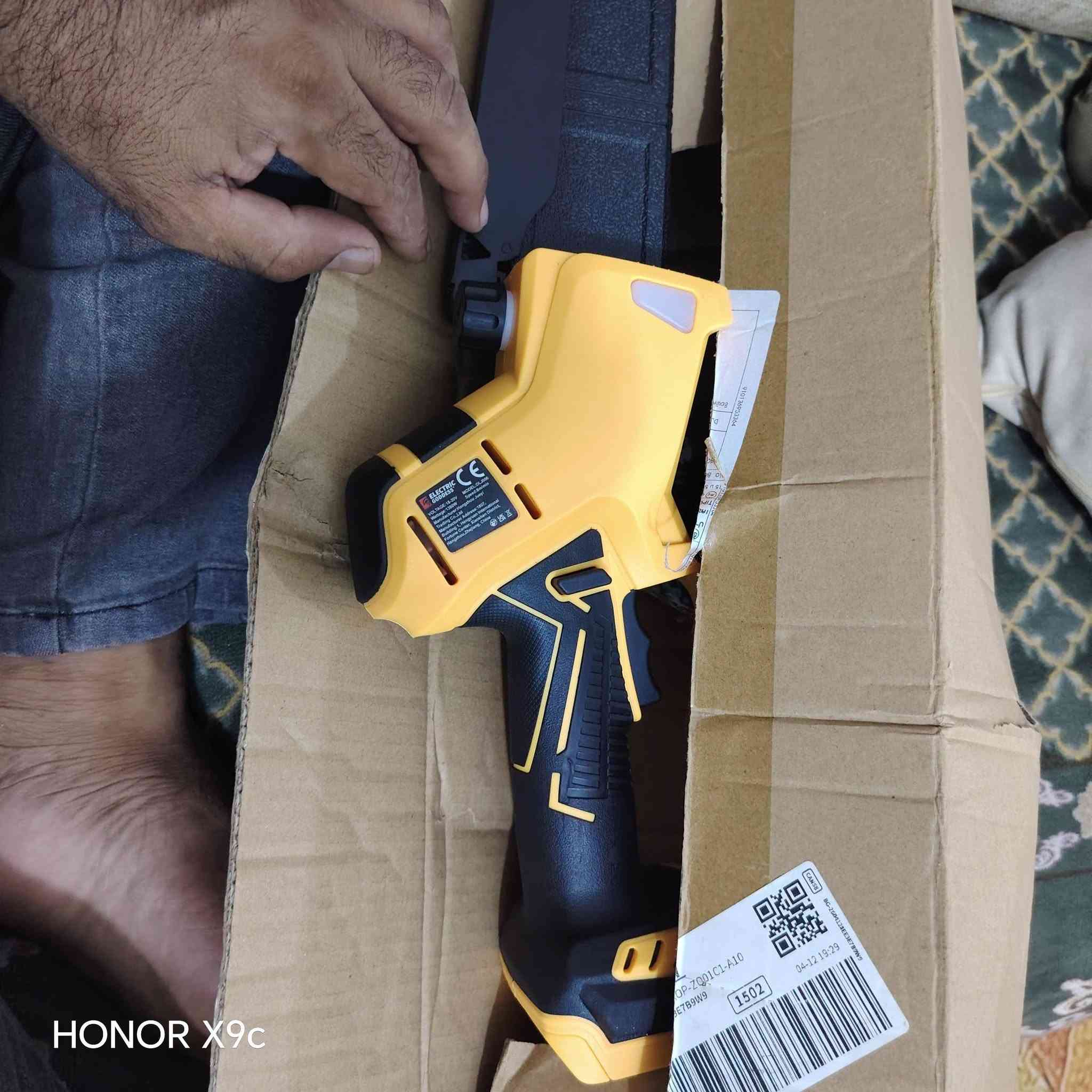منشار أشجار ياخذ بطاريات ديوولت  حجم كبير فارغ بدون بطارية وشاحنة

نص مكتوب في الصور:
- HONOR X9c