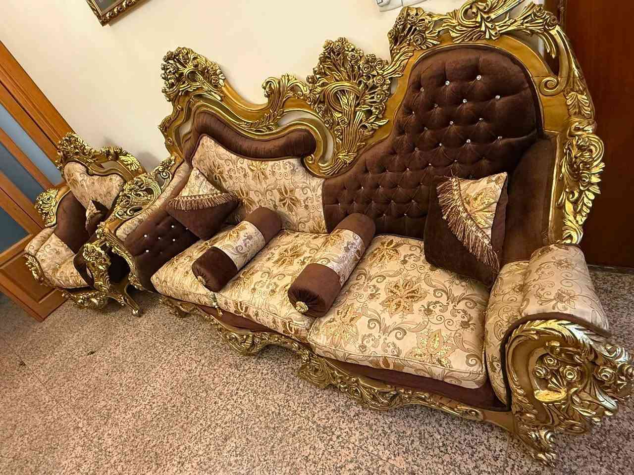سلام عليكم
تخم قنفات ذهبي مصري حفر درجه اولى  يحتوي على اربع كراسي مفرده قنفات ثنين تلث نفرات ويا طبلتين  وميز وسطي عليه جام زجاجي 

للاستفسار :- ***********
