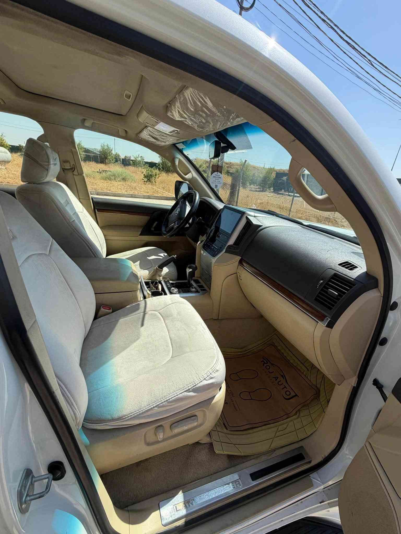 تيوتا لاندكروز GXR V6 خليجي موديل ٢٠١٧ مواصفات خليجي
للبيع مكفولة من صبغ  سيارة خير من الله قطرت صبغ مابيها 
مكان السيارة اربيل 
للتواصل واتس اب ***********
السعر 4 دفاتر ونص وقابل للتفاوض
