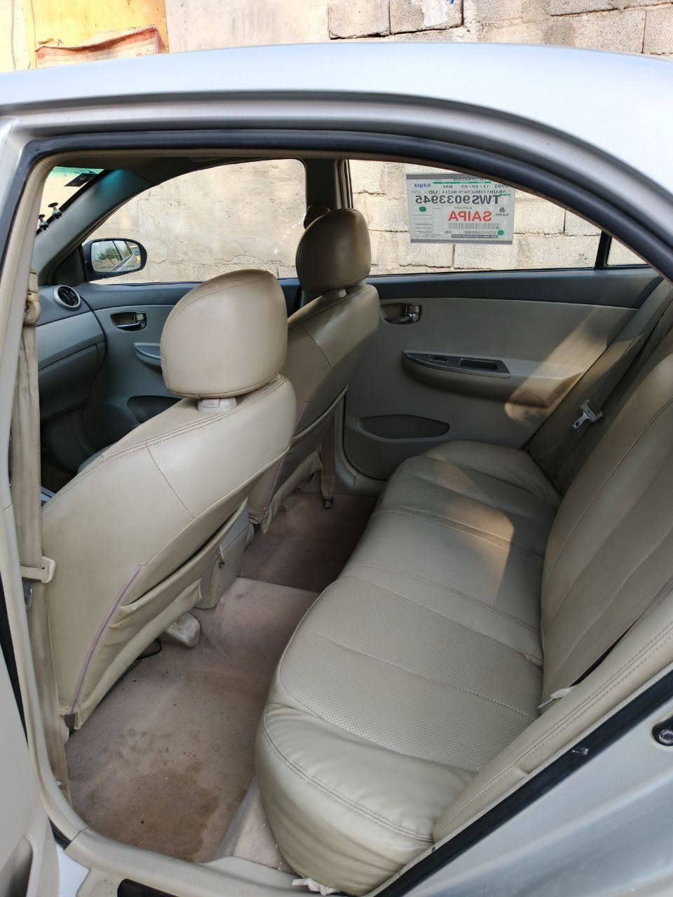 السلام عليكم BYD  G3 2013
السياره هواي بيها مواصفات  سلايت وحساسات امان وترحيب بلمري بصمه تبريد ثلج حداديه ٧٠ بلميه كشنات جلد باتري جديد تايرات  مكينه خير من الله كير جديد قبل فتره بدلته بس بي مشكله بلكهربائيات يبوش وحده اطفي واشغل ترجع طبيعي السياره راعيها يمي ابيعلك بدون كير او كوم حديد  او مراوس بغير سياره  السعر 37  وبيها مجال ***********
