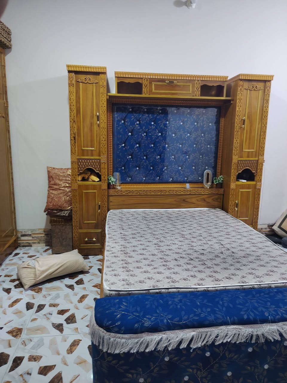 السلام عليكم عندي غرفة اخشاب للبيع الاتصال ***********
