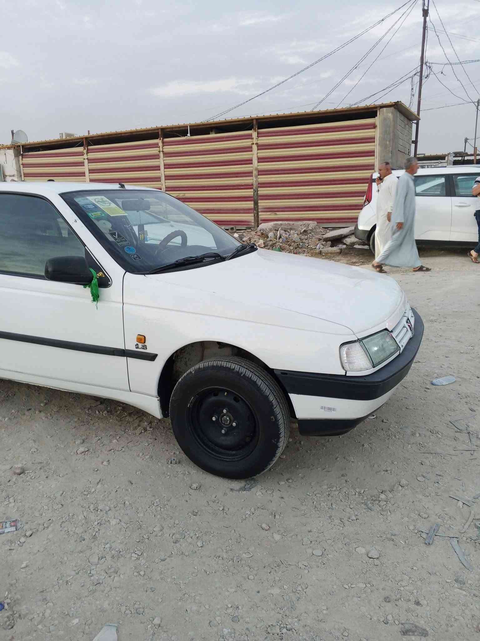 السلام عليكم بيجو 405موديل 12كفاله عامه سياره جديده تبريد ثلج تخم تاير حدايه جديده رقم قادسيه
 تحويل ثاني يوم سنويه ل 28 السعر 38وبيه مجال قليل 
مكان السياره الديوانيه 
تصال عله الرقم ***********

