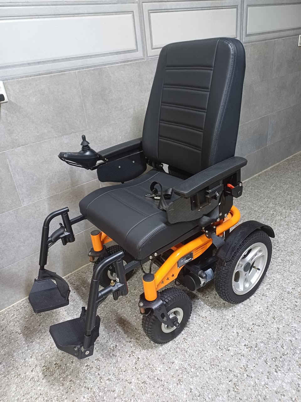 للبيع: كرسي متحرك كهربائي (عربانة) بحالة ممتازة ومواصفات قوية! ♿⚡
المواصفات والخيارات:
​مقعد جلد مريح: تصميم طبي وعريض يضمن الراحة أثناء الجلوس لفترات طويلة.  
​تحكم وسهولة قيادة: مزود بجويستيك (عصا تحكم) دقيق وسهل الاستخدام.  
​عجلات متينة: إطارات قوية وممتصات صدمات تناسب مختلف الطرق.  
​أمان كامل: مزود بحزام أمان وهيكل برتقالي متين وقوي.  
​ساند أرجل وأذرع: مريحة وقابلة للتعديل.  
​ملاحظة للراحة والشفافية: البطارية تحتاج تبديل أو إنعاش بسبب عدم الاستخدام ، ولهذا السبب تم عرضها بسعر مغري جداً!
​السعر المطلوب: 350ألف دينار عراقي فقط (سعر نهائي/فرصة ممتازة مقارنة بسعرها الأصلي).
​📍 الموقع: [العراق/موصل]
📞 للتواصل والاستفسار علواتساب: [***********]

نص مكتوب في الصور:
- مخصص لذوي الاحتياجات الخاصة محرك كهربائي قوي تصميم آمن ومريح نظام التحكم (الجوياستيك) تصميل النيجات عجلات أمامية مرنة شعار "إنجوي كير" (علامة تجارية) مقعد جلدي مريح