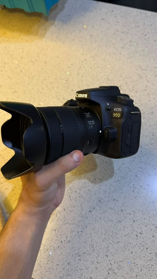 كانون EOS 90d 
عدسة الكت 18-135 
عدسة 50mm 1.8 
بطارية اضافية + باتري كرب 
حقيبة كامله 
جميع ملحقاتها موجودة من كراتين وكتلوكات كاملة 
النظافة 100‎%‎ استخدام جداً قليل 
مكاني بغداد 
السعر مليون و150 
***********
