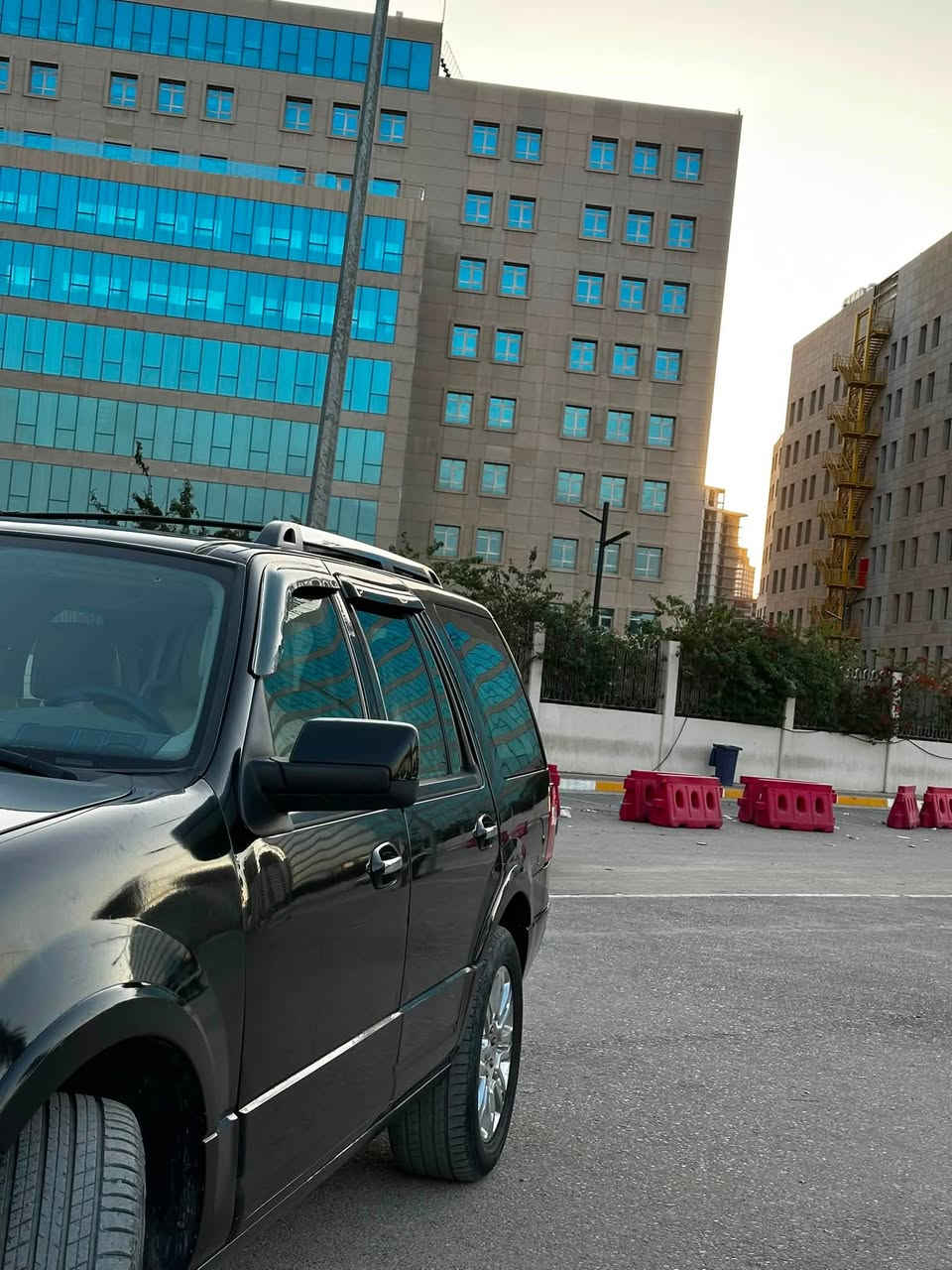 السلام عليكم فورد اكسبدشن لمتد 2012 (Ford Expedition Limited)
موديل 2012 Limited .

 اللون أسود  

 محرك 5.4L V8  

كراسي جلد 

نظام تبريد مركزي3 قطع .

 كراسي كهربائية بالكامل (مع ميزة الذاكرة لخزن وضعية القيادة)، شاشة عرض، كاميرا خلفية، وحساسات امامية وخلفية ودواسات كهربائية .
المقاعد الخلفية كهربائية .

🛠️ حالة السيارة:

 السيارة بحالة جيدة وجاهزة للاستخدام الفوري (شغل واطلع).

محرك وكير جديدات بدلتهن و صيانة دورية منتظمة، المحرك والگير والتبريد بشرط الفحص.
بيها ملاحظات بسيطة 

العنوان بغداد الحرية 

***********
