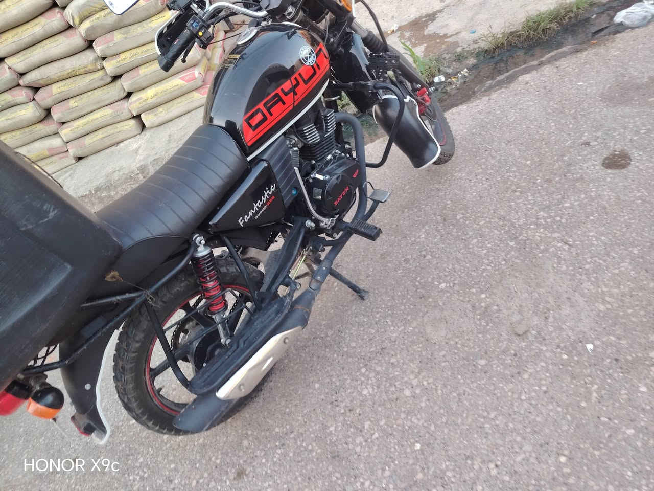 دايوان موديل 2025
جبلي 
محرك شرط 
سعر 2500

نص مكتوب في الصور:
- HONOR X9c