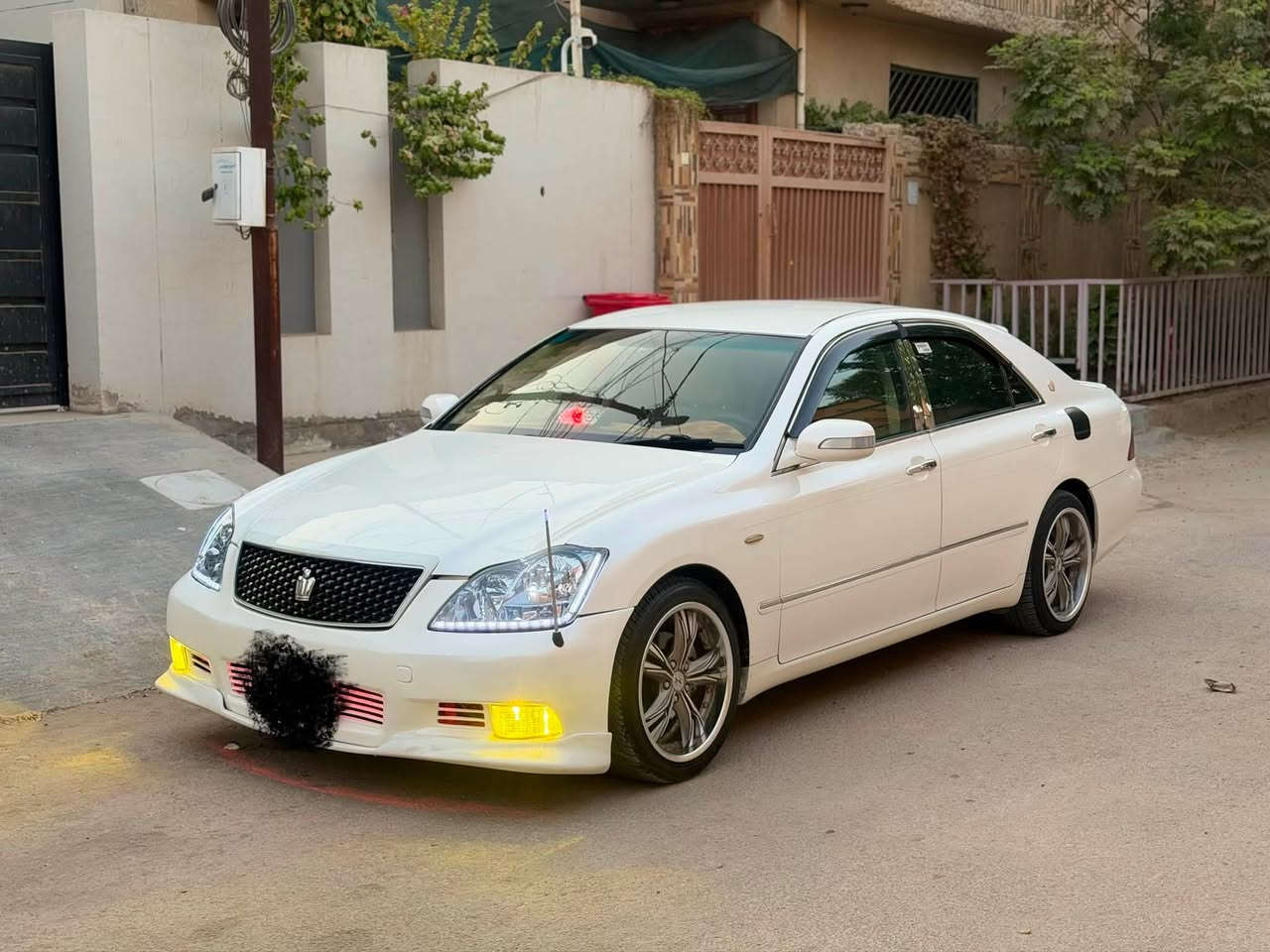 سلام عليكم كراون شاهينه جديده كفاله عامه من كلشي سونارها وياها
موديل 2004 شاصي 82 

3دكم 

بردات حساس كأمره 

رقم بابل نكليزي بآسمي 

سياره معدل عليه هواي شغلات وحلوه 

السعر 148 وبيه مجال 

سياره اصوليه اصوليه 

تحويل ثاني يوم 

***********
