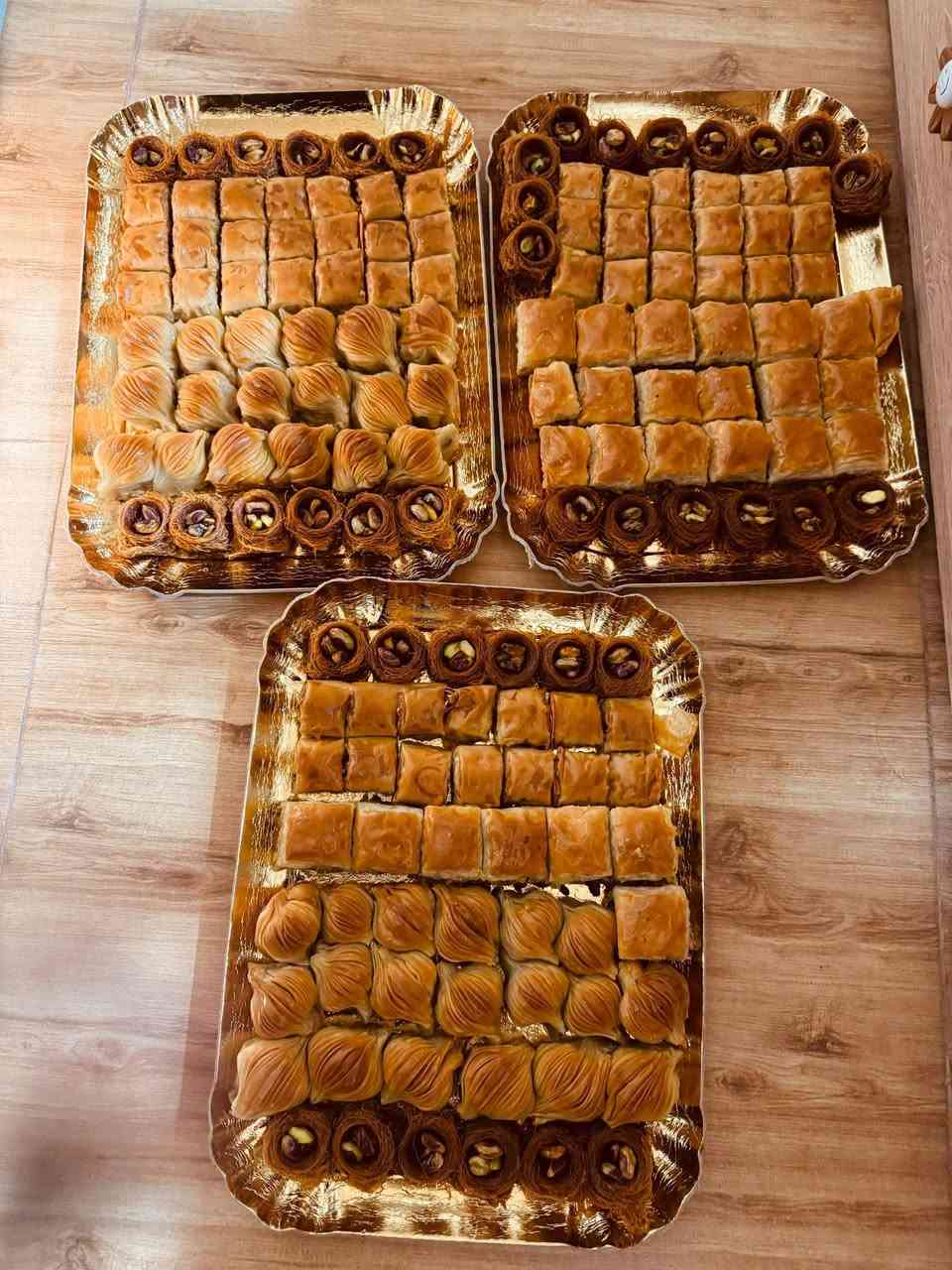بسم الله ماشاء الله 
اللهم صلي وسلم على نبينا محمد 

جزء من تجهيزنا لمناسبة احد الزبائن 
خمس كيلوات فستق خصوصي مشكل 

بهل ترتيب والاناقه الي قدامكم 

بالطريقة التركيه ❤️

جرزات وحلويات تعلولة 💚

نجهز مناسباتكم كلته ان شاء الله 
من سعر الكيلو ٥الف لسعر الكيلو ٢٠ الف 
حسب الحشوة والدهن المستخدم 
وبالكمية الي تحبوها من الكيلو لل١٠

نص مكتوب في الصور:
- جرزات وحلويات تعلولة
- جزء من تجهيز حفلة زبون عزيز علينا
- الف عافية والله يديم الافراح علينا وعليكم
- حي الفلاح، شارع الملعب، قرب جامع التقى
- للإستفسار و الحجز يرجى مراسلتنا على الخاص او واتساب :
- ***********
- بإدارة ريان آل ابليش
- مستعدين لتجهيز حفلاتكم ومناسباتكم بألذ وأشهى الحلويات
- للاستفسار والحجز يرجى مراسلتنا على الخاص أو واتساب: