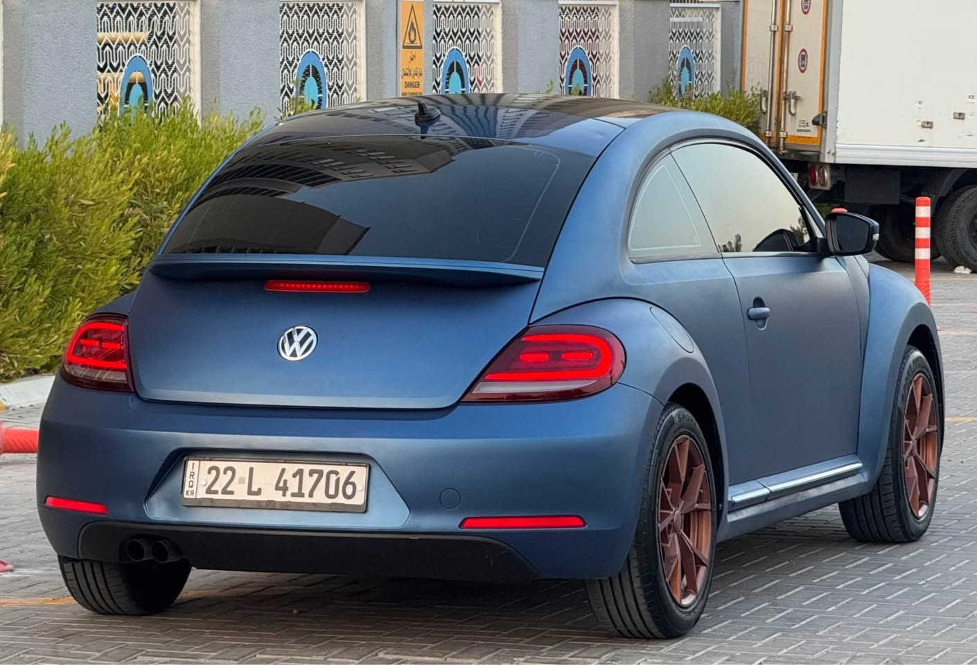 VolksWagen Beetle فولكس واكن بيتل 2016
ضررها بامريكا جاملغ و بنيد 
مصبوغه حزام لون طافي للجمالية 
 المواصفات : 
- محرك حجم 1800 تيربو 
- شاشة كاربلاي كبيرة
- كاميرا خلفية
- كشنات جلد 
- كشنات تدفئه
- ستيرن D shape 
- اضاءة داخل Led متغير بلادي
- دبل تحكم ستيرن
- دبل جكمجه
- اضاءة زينون عالي / ناصي / كشافات
- لايتات LED زينون بلادي
- بك لايت LED ترحيب 
- ويل حجم 17 أصلي
- اشارة بالمري 
محرك و كير غير مفتوح  
نوزلات و بلكات و فيت بمب جدد مسويلها ادامه 
حتى الدهن مبدله جديد
تبريد ثلج و تخم تاير جدد. جاهزة مابيها نقص
نظيفة جداً من الداخل و الخارج و ترايها يخبل
رقم اربيل الجديد سنويه و هزه جدد
السعر 95 ورقه بيها مجال بسيط
عنواني بغداد / الكرخ 
*********** بغداد, العراق
