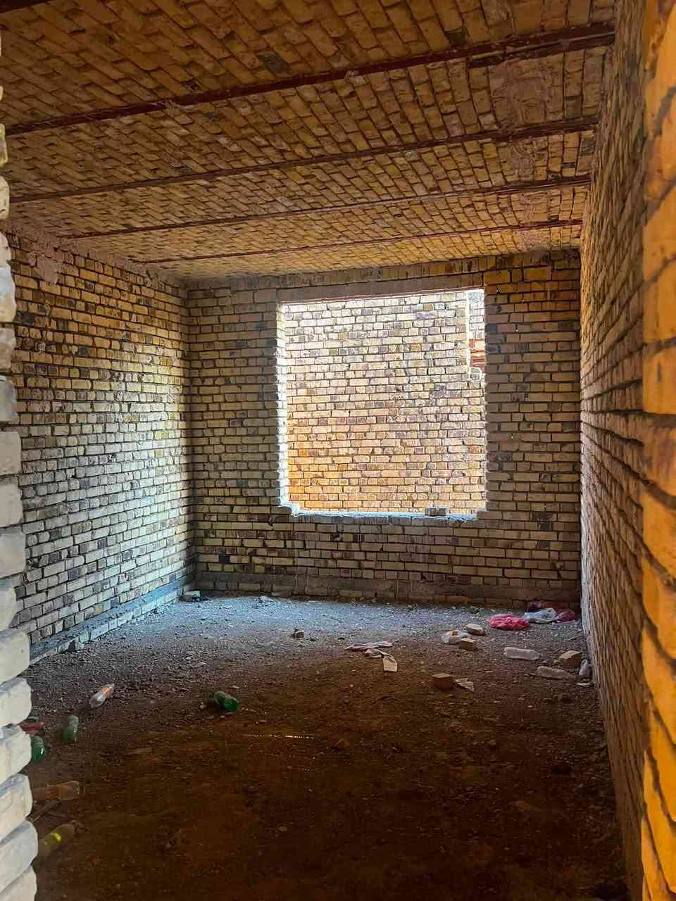 دار 🏠 للبيع 
الموقع بين الجمعيه وشارع قماره 
المساحه 240م 
البناء طابقين 
الطابق الارضي غرفتين وصاله واستقبال ومطبخ وحمام 
الطابق الثاني صاله وغرفه 
البناء طابوق والسقف عكاده 
نقص البيت دواخل فقط 
للاستفسار اكثر مراسله الصفحه او الاتصال على الرقم ***********
