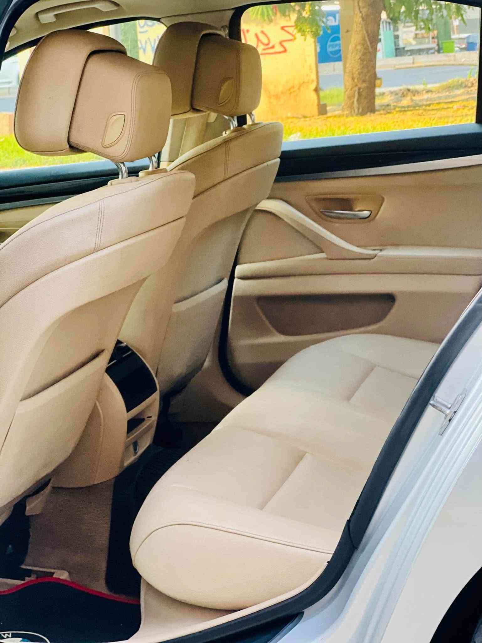السلام عليكم 
للبيع BMW F10 530i
***********
محرك 6 سلندر نوزل قصير 
موديل 2011 وارد خليجي فول 1/1 السياره جاهزه وجديده ماشيه 219 الف كيلو تخم تاير حداديه جاهزه بدون نقص 
للبيع رايده ب145$
شرط التحويل بيه صبغ جاملغ خلفي ونص باب الصدر ودعاميات مكانه اليرموك  4شوارع بغداد, العراق
