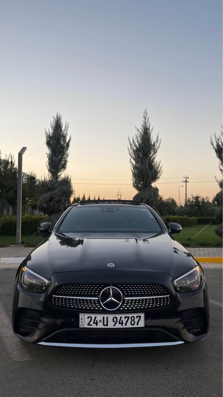 سڵاوتان لێبێت ئازیزان marcedes benz E-Class مۆدێل 2023 سەیارەکە 52,000کم ڕۆشتووە گێڕ و مەکینەی بەشەرت سەیارەکە زۆر تازەو جوانە یەک پەڵە بۆیاخی هەیە مەکینە 2,0 لتری 4 بستۆنی تۆربۆ لاینە 
مواسەفات:

ڕاداری پێشەوە و دواوە + سیستەمی ئاگادارکردنەوەی خاڵی کوێر (Blind Spot)
 کامێرای 360 پلە و سیستەمی پارک کردنی ئۆتۆماتیکی
 شاشەی گەورەی MBUX بە سیستەمی فەرماندەیی دەنگی
 پشتیوانی Apple CarPlay و Android Auto
 سقف پانۆراما
 کوشینەکان بەرهەمێنراو لە چەرمی سروشتی، بە سیستەمی گەرمکەرەوە و میمۆری
 لایتی پێشەوەی LEDی زیرەک (LED High Performance / Digital Light)
 سیستەمی دەنگی بەرز (Burmester)
 ئیستۆپکردنی ئۆتۆماتیکی لە کاتی فریاگوزاری (Active Brake Assist
زۆر مواسەفاتی تر 
نرخی 385 وەرەقەو مەجال
ژمارەی مۆبایل:*********** السليمانية, العراق
