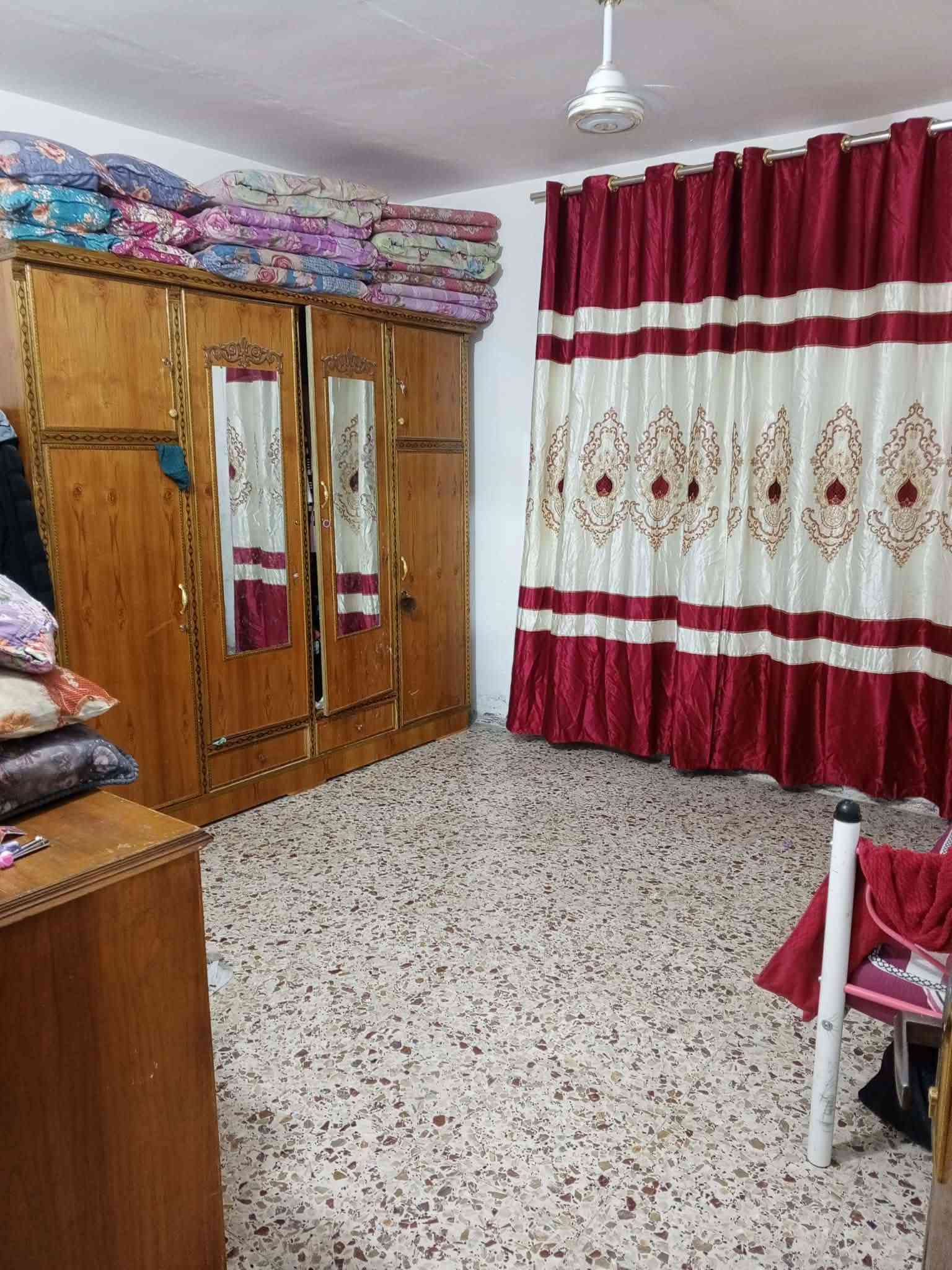 السلام عليكم
بيت للبيع ( طابو صرف ) العنوان بالسده حي النصر الثاني قرب المدرسه المساحه بالسند ٢٠٠ متر واقع حال ٢٥٠ متر/  تفاصيل البيت رباط ارضي بناء طابوك والسكف عكاده يتكون من / غرفتين + صاله عدد 2 + ستقبال + مطبخ + صحيات + طارمه + حديقه / السعر المطلوب ( 90 ) مليون وقابل لتفاوض الاستفسار اكثر / *********** // ***********
