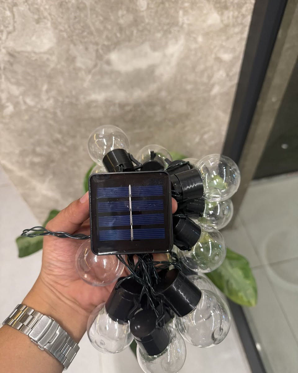 السعر 14 الف
المميزات:

. إضاءة LED موفرة للطاقة.

. طول السلسلة 5 متر.

. تحتوي على 20 لمبة LED.

. مناسبة للاستخدام الداخلي والخارجي.

. تمنح المكان أجواء دافئة وديكورية جميلة.

. مناسبة لتزيين الحدائق، الشرفات، الجلسات والمناسبات.

. خيار جميل للحفلات والديكورات والمناسبات.

. تصميم متسلسل يساعد على توزيع الإضاءة بشكل مرتب
