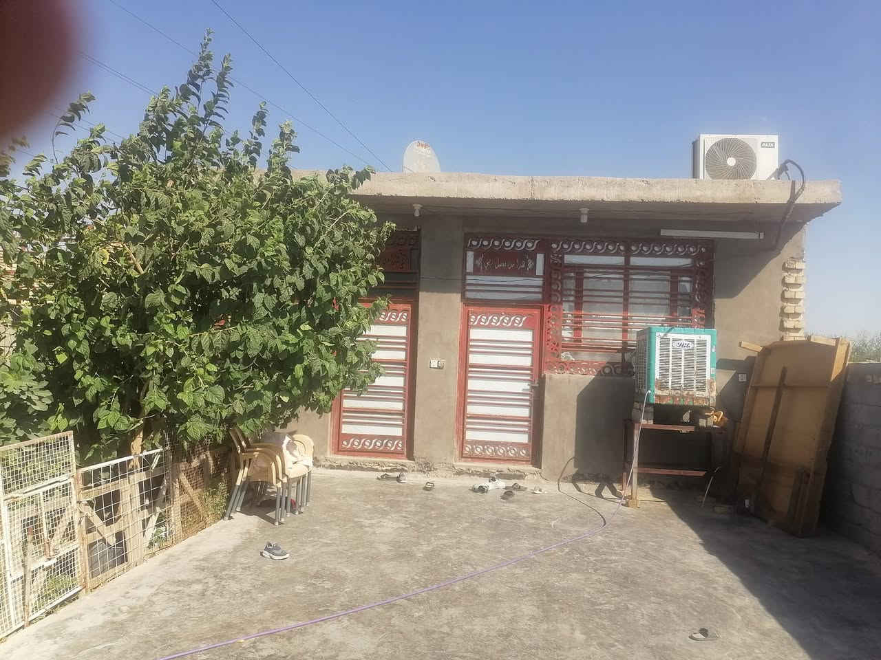 من رخصة المدير المحترم،،، دار للبيع في حي الصدرين، طريق الامام ابو الجاسم، ع، شارع المولدة مساحة الدار ٢٥٠ متر مربع يتكون من غرفتين نوم وصاله كبيره ومطبخ واستقبال، البناء طابوق والسقف صب مسلح بناء حديث مع حديقة كبيرة صحيات خارجية كامل الخدمات كهرباء وطني وخط مولد،،، المجاري على البزل الرئيسي مباشرتا،، عرض الشارع ٨ متر،،، رقم الجوال ***********،،،السعر ٥٥ قابل للتفاوض
