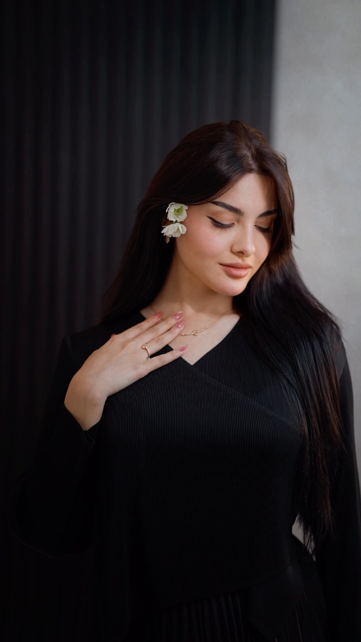 Elegance isn’t worn, it’s revealed in diamonds. ✨💎

الأناقة لا تُرتدى فحسب، بل تتجلّى في بريق الألماس. 💎
