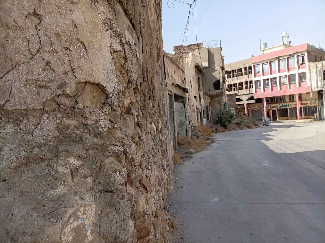 للبيع عقارين ملك صرف في باب الطوب ع الجهة الخلفيه لكراج النقل الداخلي ٠٠الاول مساحته ١١٥ متر ركن الذي كان سابقا محل البكري لاستنساخ المفاتيح  وشرط التحويل ٠٠والثاني مساحته ١٧١ متر ونصف المتر واجهة ١٤ متر ٠٠للتواصل ***********
