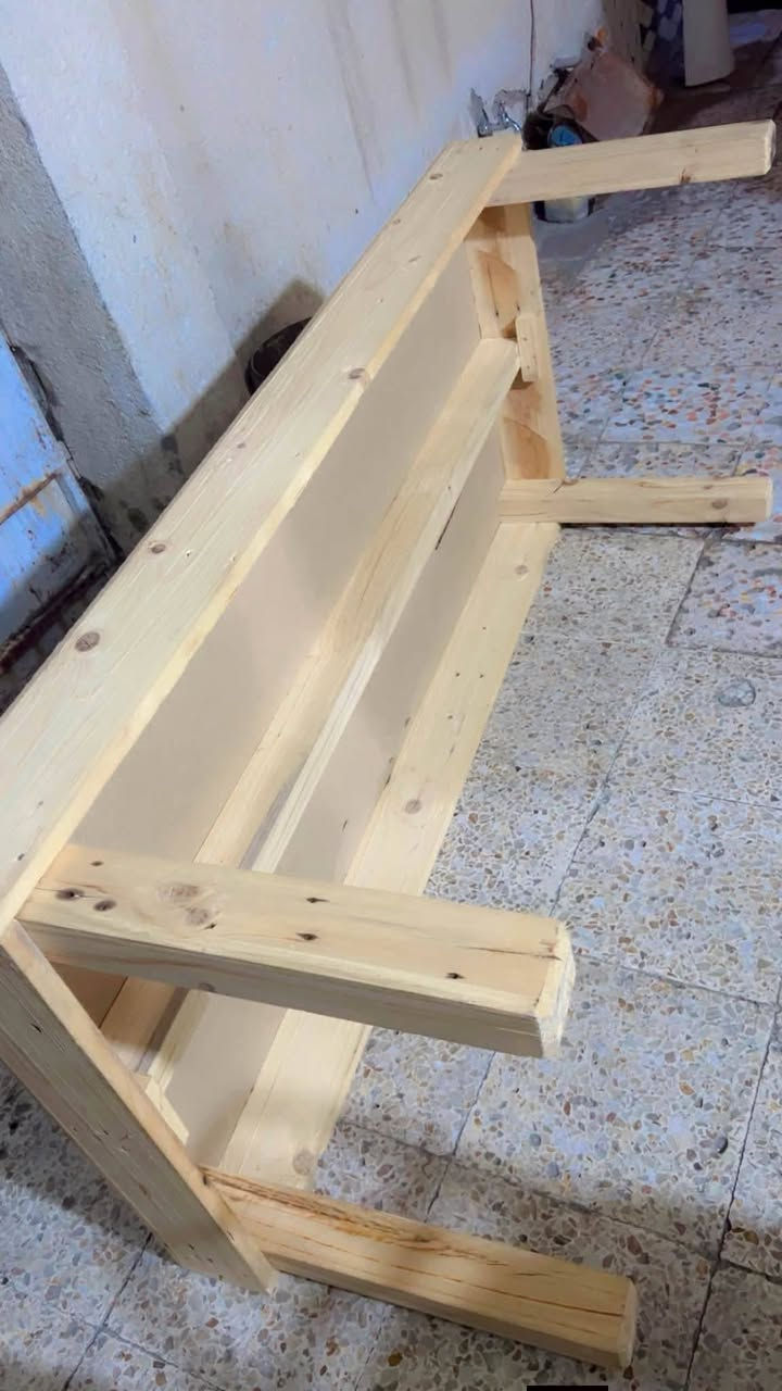 تخت جربايه مكسوره فيبره مثل ما واضح بالصوره بس خشبها قوي ومتانه مسويتها تزكام   طول متر ونص وعرض ٧٠ سم
ارايدها 15
هذ رقمي ***********
