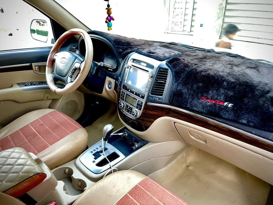 🚗 #هيوانداي #سنتافي 2012 - فول مواصفات 1/1 🚗
▪️ المحرك: 6 سلندر (V6)
▪️ الدفع: فور ويل 7×7 (4WD)
▪️ الاصباغ والحوادث: كفالة عامة من الدعامية للدعامية
▪️ الملكية: رقم بغداد باسمي (تحويل مباشر)
أبرز المواصفات:
 فتحة سقف (بانوراما/سلايد)
 تشغيل وبصمة أبواب
 7 راكب (ثلاث سرات)
 3 قطع تبريد (تبريد ثلج ❄️)
 مرايا شفط كهربائية
 مثبت سرعة 

للاستفسار الاتصال :☎️ ***********
 #ميسان
