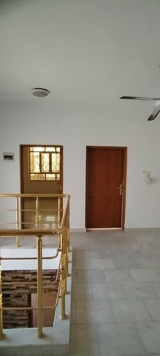 السلام عليكم ورحمة الله وبركاته .
دار طابقين للبيع بناء حديث المساحة ١٥٠ م في الجمعية يتكون من ثلاث غرف نوم مع صالة واستقبال ومطبخ . ومجمع صحي في الطابق الأول واخر في الطابق الثاني  وبالتحديد دار الدكتور أحمد أبو الأسنان ابو الدبلة . للاستفسار أكثر الاتصال على الرقم *********** او ***********

