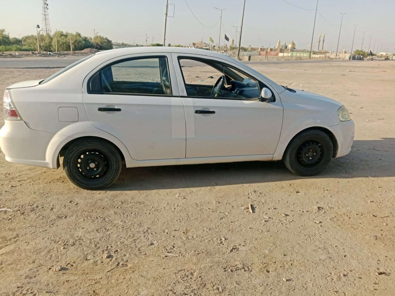 افيو موديل٢٠١١مكفولة ماعدا تبديل قطعة البنيد وشبر بارد بباب السائق محرك1400مرغوب تبريد شغال النجف الاشرف السعر68وبيها مجال للشراي ***********

