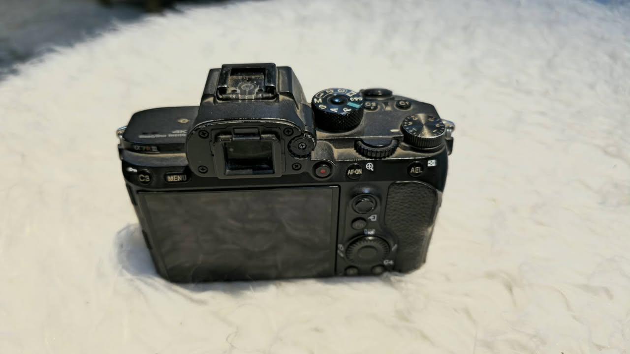 Sony R3
*********** 
التفاصيل مثل ما موضعه بلصور
السعر 1450 الف
