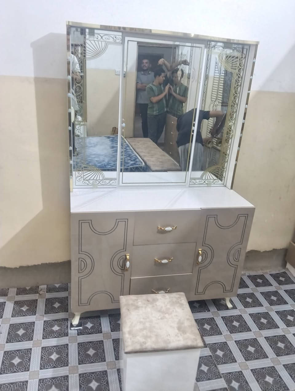 غرفة ترکية ملكية نضيفه كلش وضخمه وبيه كنتور اضافي مال طفل بابين وناره شغاله وبرقي جوي حديد وجام ليزري وصبغ حراري اصلي السعر 600وبيه مجال بسيط اتصال علا الرقم//***********//***********// مكان فلوجه
